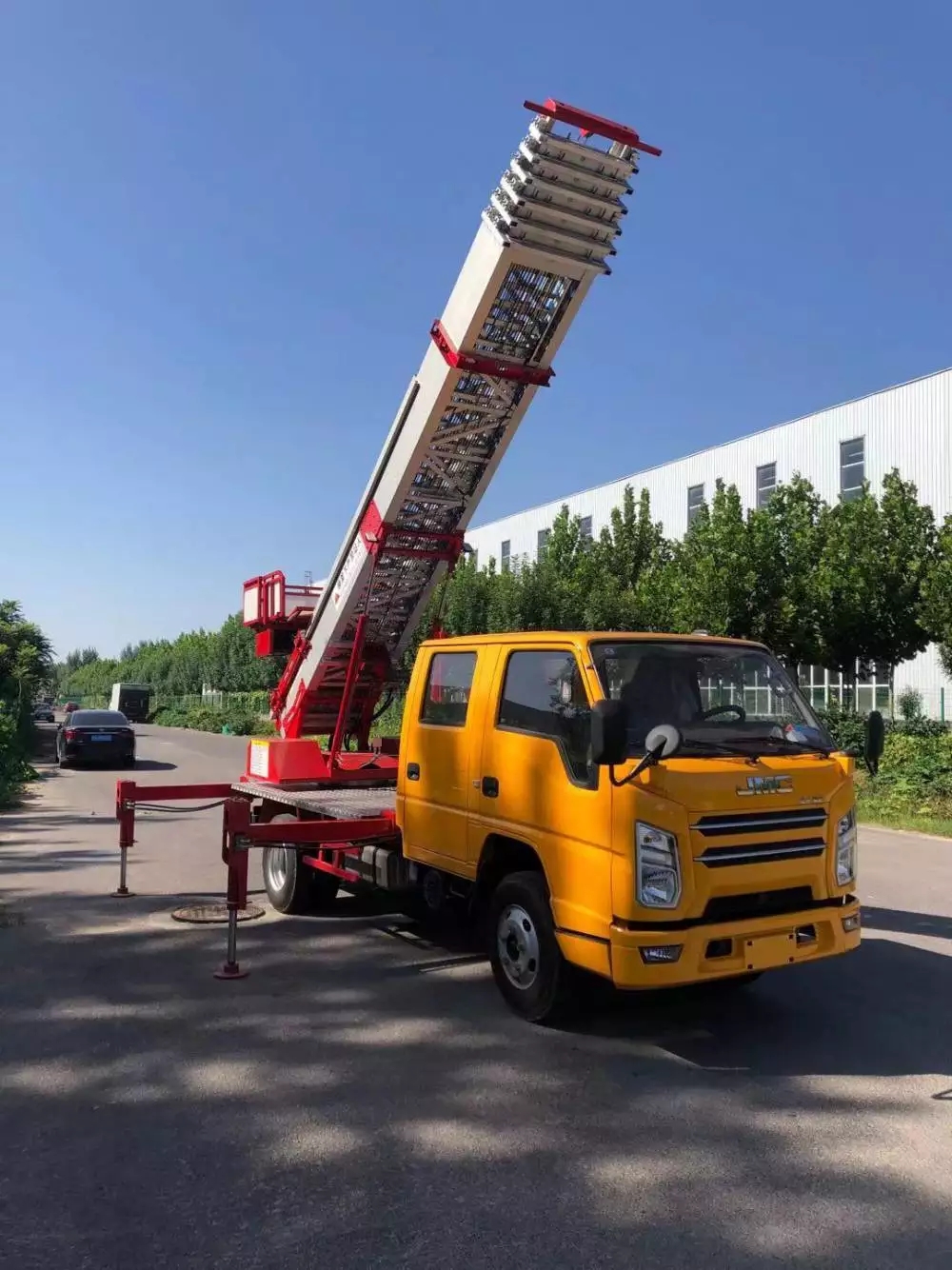 香河县附近的云梯车出租服务：轻松解决高空作业需求