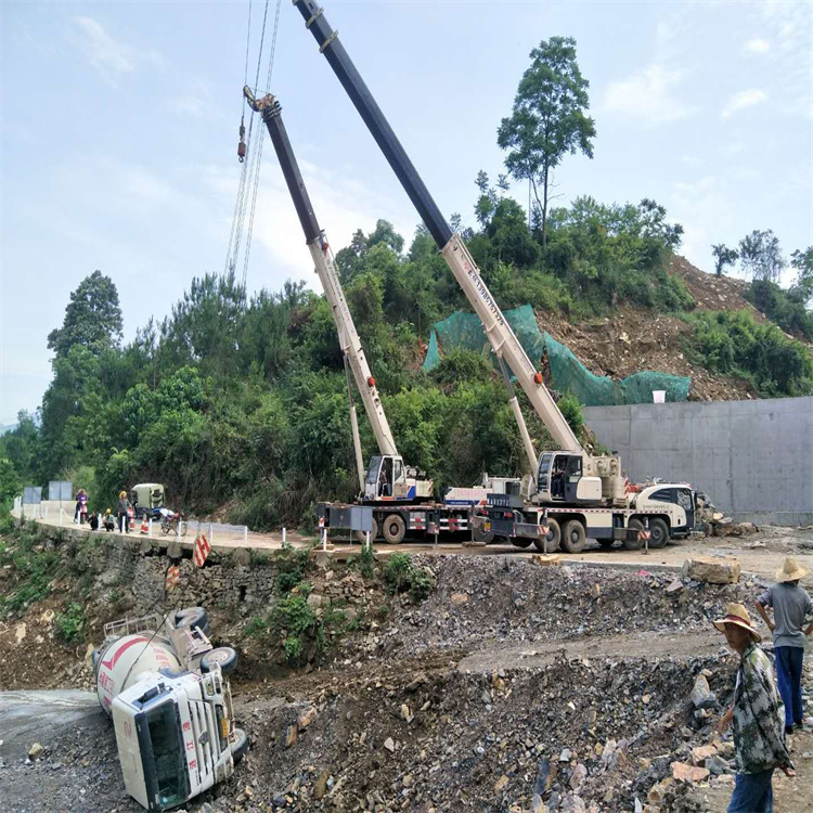 香河县汽车掉沟里叫吊车救援要多少钱